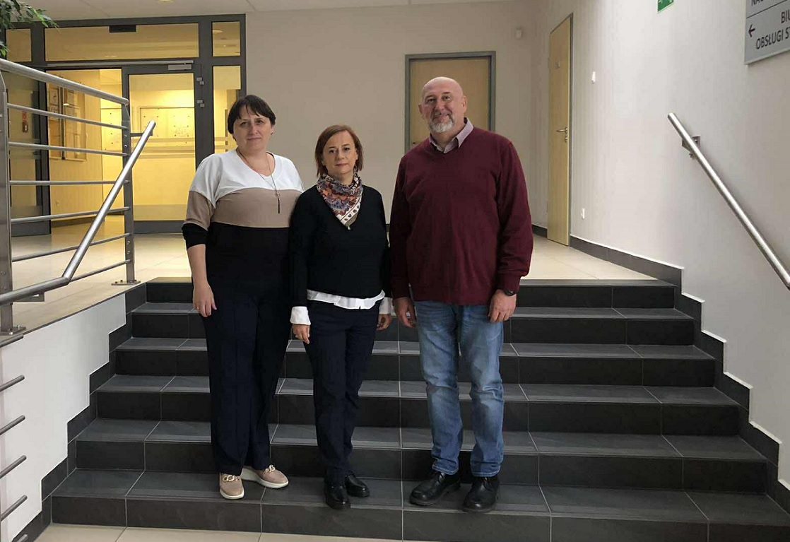 Programu stypendialny UNESCO  na Wydziale' | zdjęcie (3 osoby na schodach w holu budynku WH